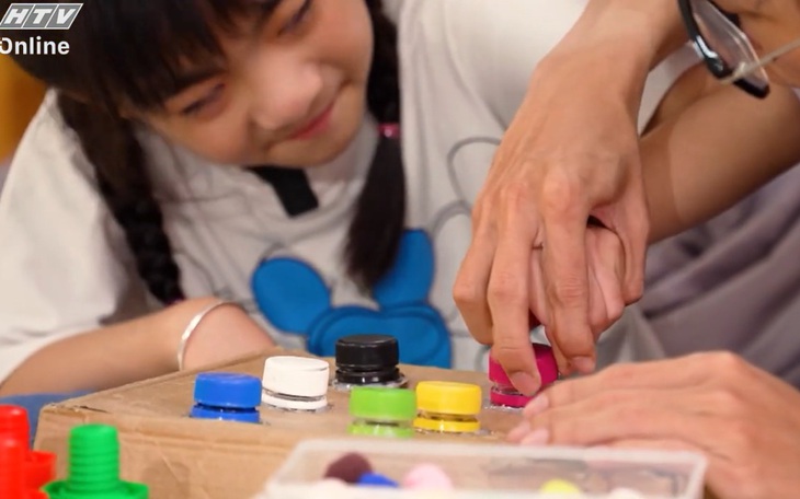 Chậm: Phát triển kỹ năng "vận động tinh" thông qua bài tập vặn nắp chai