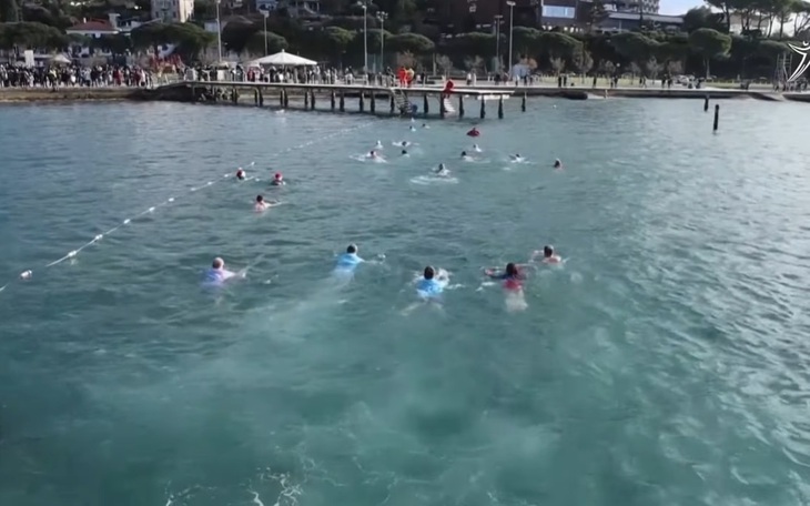 Tắm dưới dòng nước lạnh trong những ngày đầu năm ở Slovenia