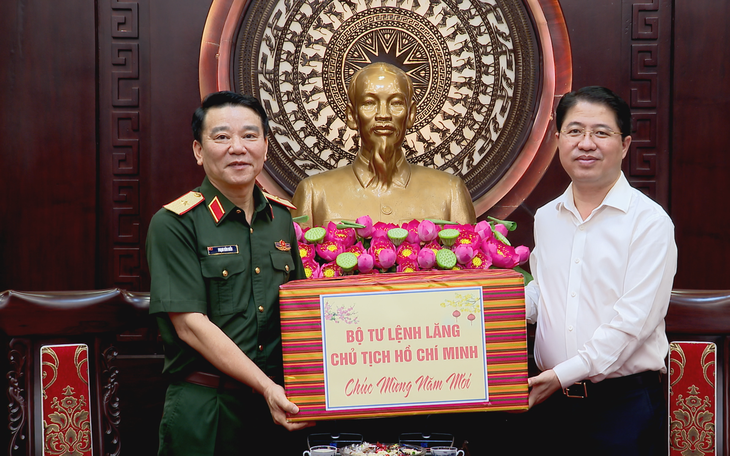 Bộ Tư lệnh Lăng Chủ tịch Hồ Chí Minh thăm chúc tết TP. Hồ Chí Minh