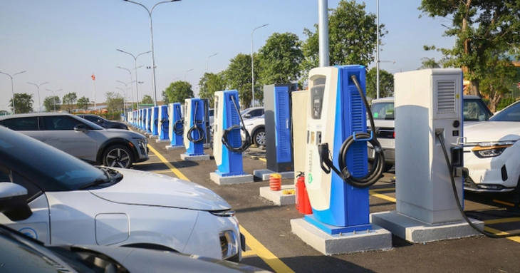 Chuyển dịch năng lượng: Rộng cửa cho ngành công nghiệp xe điện