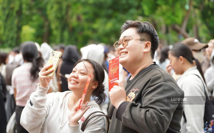 Khán giả xếp hàng dài chờ nhận vé Concert Quốc gia: Tổ quốc trong tim tại TP. Hồ Chí Minh