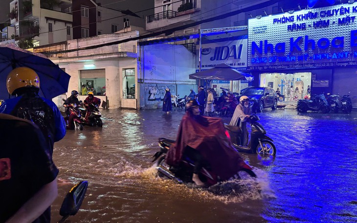TP. Hồ Chí Minh tiếp tục mưa lớn, kèm dông sét và gió giật mạnh