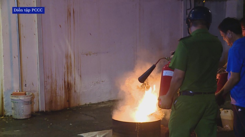 Phường Đức Nhuận thực tập chữa cháy tại cư xá Nguyễn Đình Chiểu  - Ảnh 2.