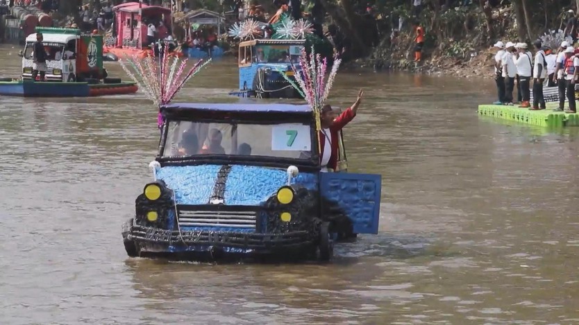 Indonesia: Diễu hành thuyền làm từ vật liệu tái chế - Ảnh 2.