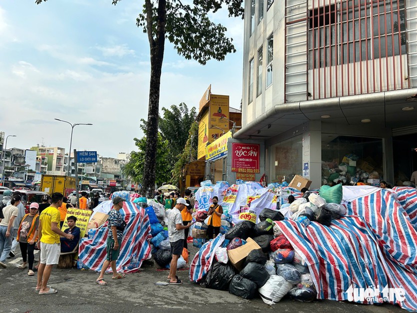 Người dân TP. Hồ Chí Minh nô nức gửi quà hướng về vùng lũ miền Bắc - Ảnh 1.
