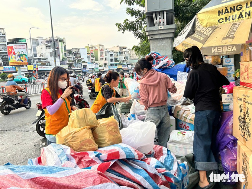 Người dân TP. Hồ Chí Minh nô nức gửi quà hướng về vùng lũ miền Bắc - Ảnh 2.
