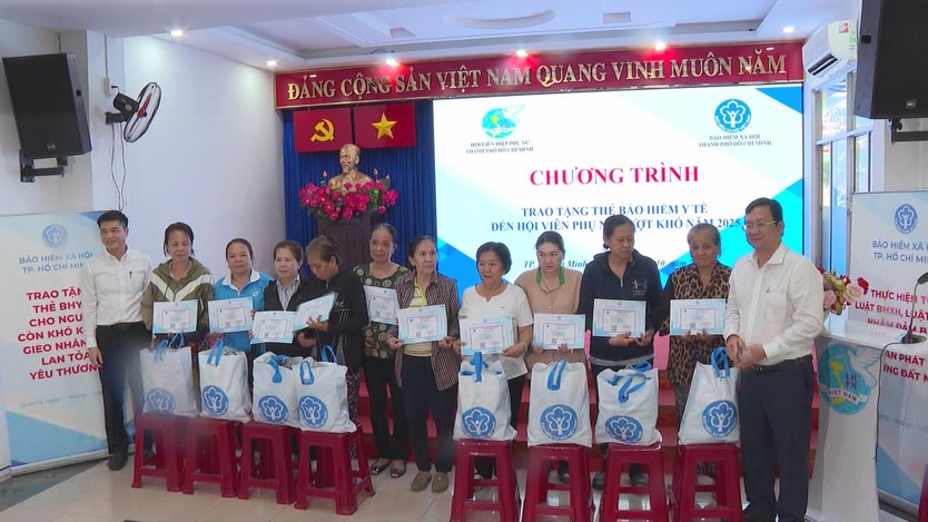 Trao tặng thẻ BHYT cho hội viên phụ nữ vượt khó - Ảnh 1.