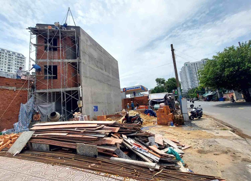 Người dân TP. Hồ Chí Minh tháo dỡ nhà bàn giao mặt bằng cho dự án cầu đường Nguyễn Khoái dài hơn 2,5km - Ảnh 6.