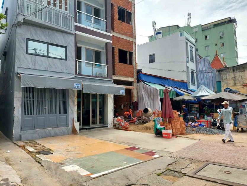 Người dân TP. Hồ Chí Minh tháo dỡ nhà bàn giao mặt bằng cho dự án cầu đường Nguyễn Khoái dài hơn 2,5km - Ảnh 7.