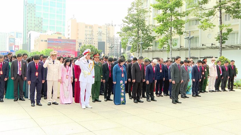 Đoàn đại biểu dự Đại hội đại biểu Đảng bộ TP. Hồ Chí Minh lần thứ I dâng hương các anh hùng liệt sĩ - Ảnh 5.