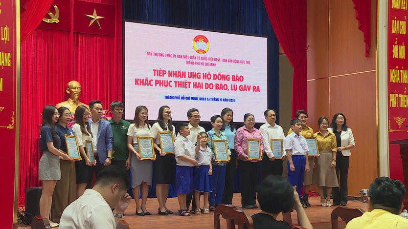 TP. Hồ Chí Minh tiếp nhận ủng hộ và khẩn trương chuyển hơn 67 tỷ đồng cho 13 tỉnh vùng lũ- Ảnh 2.
