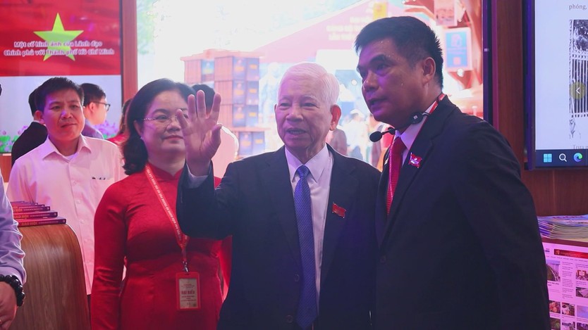 Tổng Bí thư Tô Lâm tham quan không gian triển lãm "Tháp Đa Truyền thông HTV" - Ảnh 4.