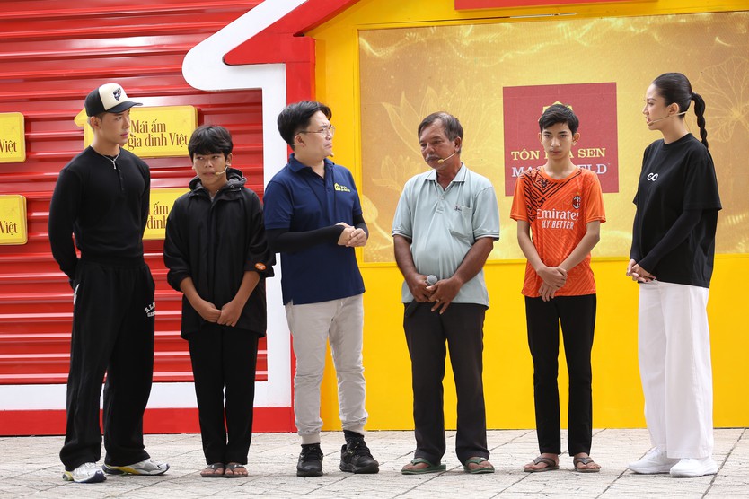 Hoa hậu Phương Linh nghẹn ngào khi em Mến hỏi: "Mẹ có thương con không?"- Ảnh 1.