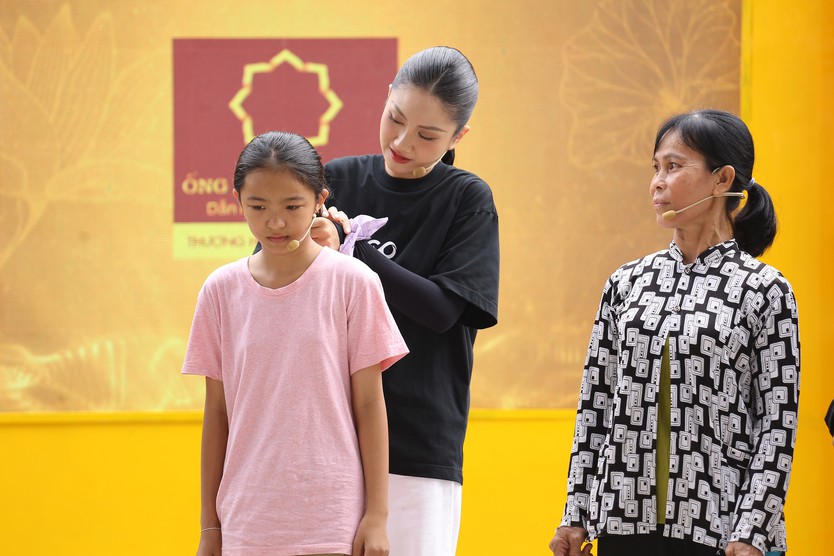 Hoa hậu Phương Linh nghẹn ngào khi em Mến hỏi: "Mẹ có thương con không?"- Ảnh 3.