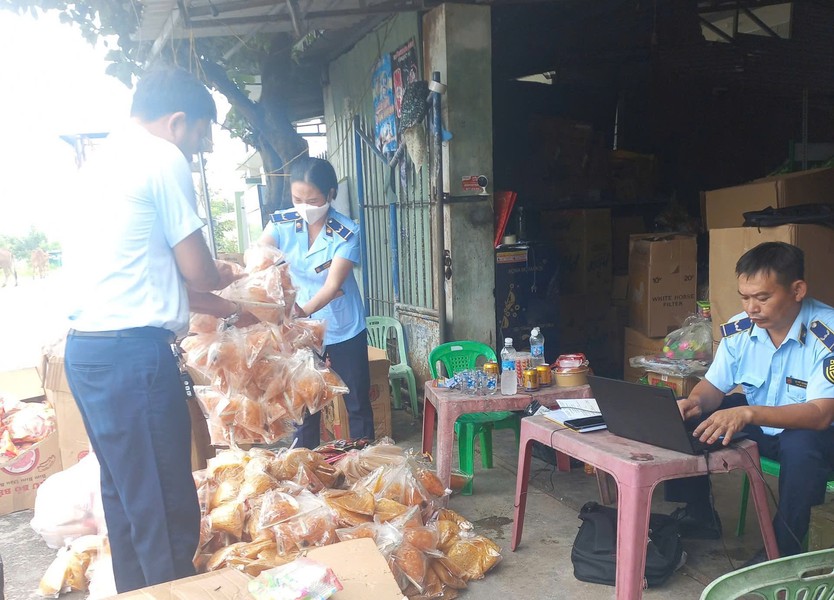 Hàng giả, hàng không rõ nguồn gốc bị phát hiện liên tục ở Đà Nẵng - Ảnh 2.