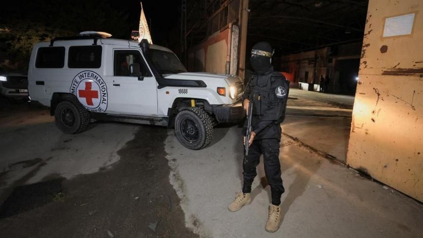 Hamas đẩy nhanh việc trao trả thi thể con tin sau khi Israel cắt xe hàng cứu trợ vào Gaza - Ảnh 1.