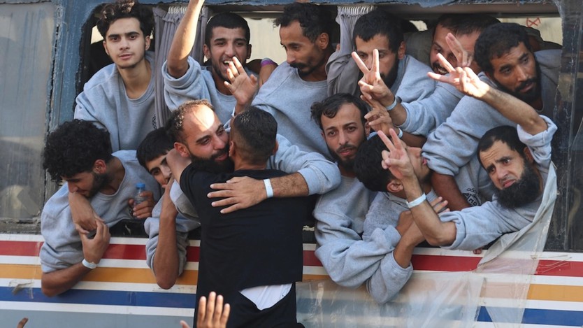 Hamas đẩy nhanh việc trao trả thi thể con tin sau khi Israel cắt xe hàng cứu trợ vào Gaza - Ảnh 2.