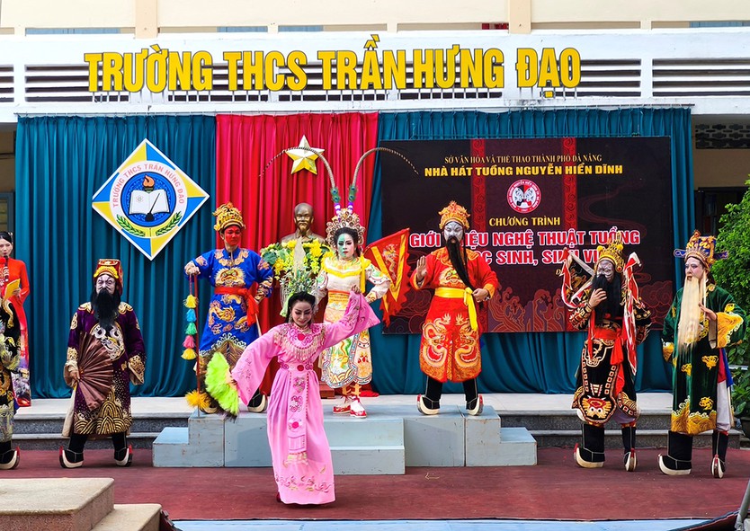 Chuyện nghệ nhân gen Z: Đưa tuồng xuống phố, vào trường học- Ảnh 1.