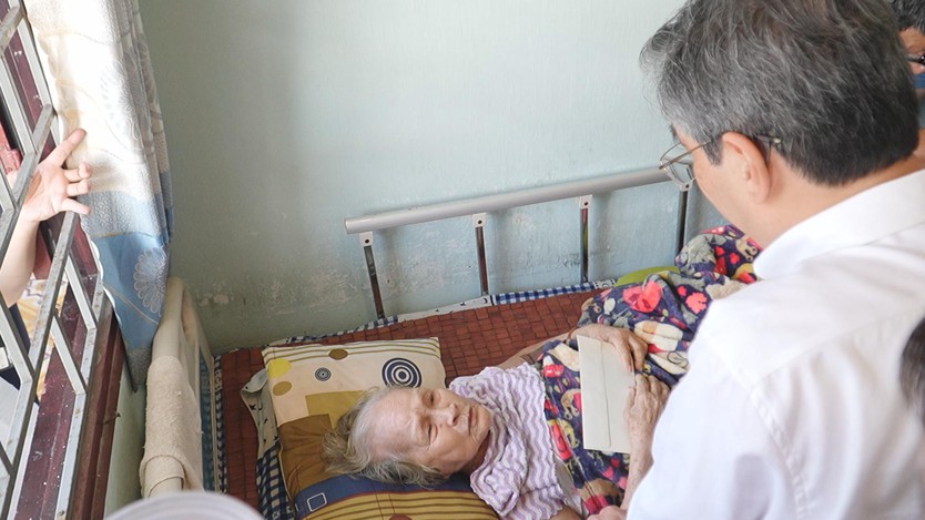 Lãnh đạo TP.HCM thăm và tri ân các văn nghệ sĩ tiêu biểu- Ảnh 4.