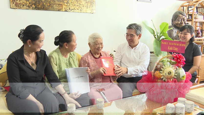 Lãnh đạo TP.HCM thăm và tri ân các văn nghệ sĩ tiêu biểu- Ảnh 5.