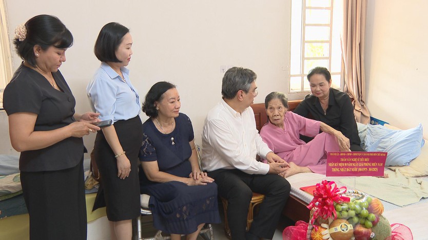 Lãnh đạo TP.HCM thăm và tri ân các văn nghệ sĩ tiêu biểu- Ảnh 6.