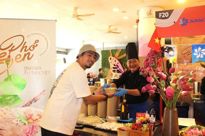 Phở Sen SASCO: Tinh hoa ẩm thực Việt xuất ngoại, chinh phục Singapore- Ảnh 4.