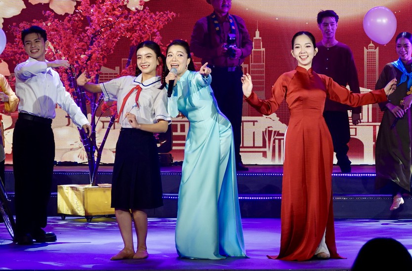 Tưng bừng khai mạc Những ngày Văn học - Nghệ thuật TP.HCM- Ảnh 1.