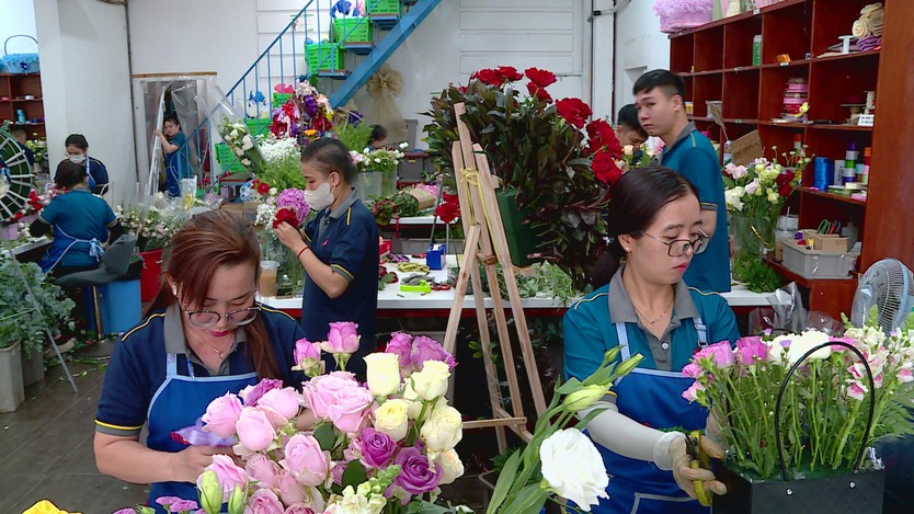 Thị trường quà tặng 20/10 nhộn nhịp trước ngày tôn vinh phái đẹp - Ảnh 1.
