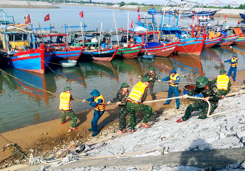 Quân chủng Hải quân, Cảnh sát biển sẵn sàng cứu nạn khi có tình huống xảy ra trên biển, đảo - Ảnh 1.