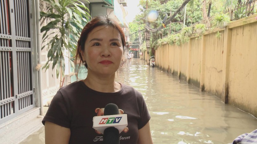Hà Nội: Phố Triều Khúc úng ngập, người dân vất vả mưu sinh - Ảnh 5.