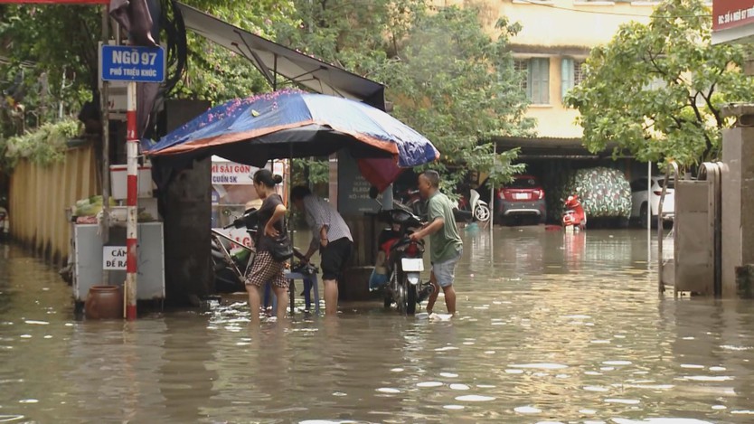 Hà Nội: Phố Triều Khúc úng ngập, người dân vất vả mưu sinh - Ảnh 3.