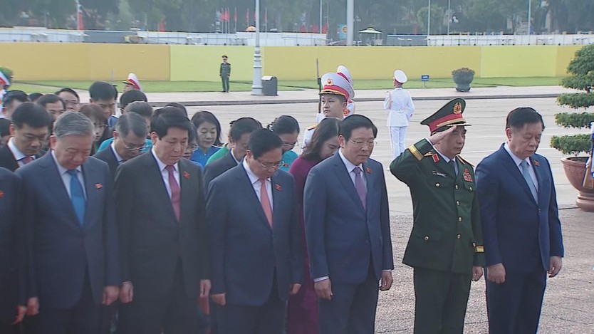 Lãnh đạo Đảng, Nhà nước và các đại biểu Quốc hội viếng lăng Chủ tịch Hồ Chí Minh - Ảnh 2.