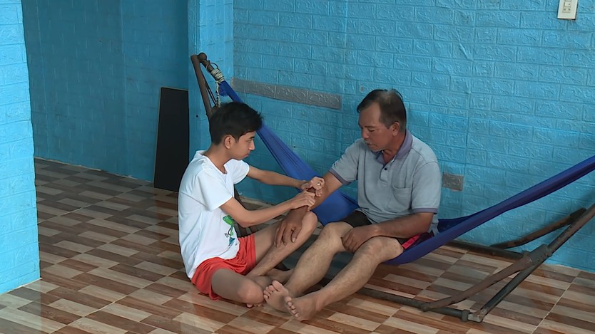 Quốc Hưng: Cậu bé mồ côi mẹ, tự trách vì nghĩ mình là gánh nặng của cha- Ảnh 10.