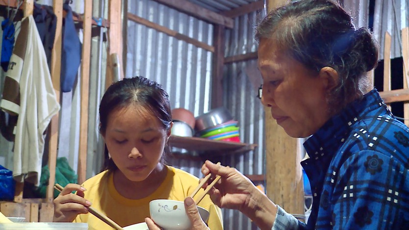 Em Xuân Mai: Con chỉ mong mẹ tỉnh táo lâu hơn để được gần mẹ - Mái ấm gia đình Việt- Ảnh 5.