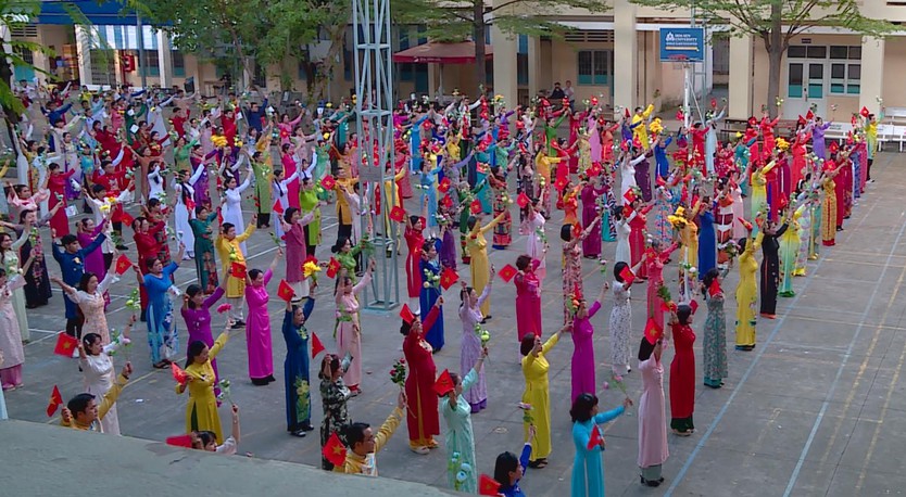 Duyên dáng áo dài Gia Định - Tôn vinh vẻ đẹp phụ nữ Việt Nam 20/11 - Ảnh 4.