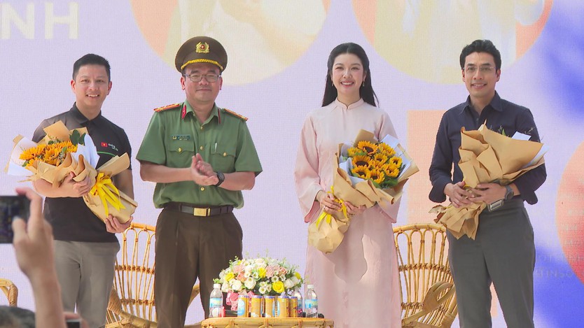 Công an TP. Hồ Chí Minh phát động chiến dịch “Không một mình vì an toàn số” - Ảnh 7.