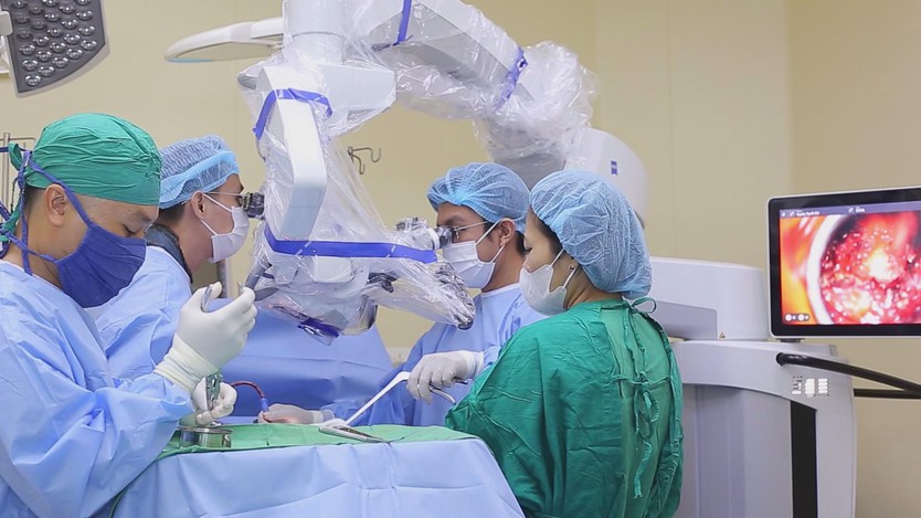 Ứng dụng công nghệ cao giúp bệnh nhân 68 tuổi đi lại sau hai ngày phẫu thuật - Ảnh 1.