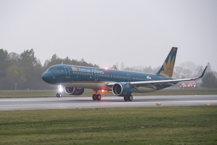 Vietnam Airlines điều chỉnh kế hoạch khai thác do ảnh hưởng của bão số 12 - Ảnh 1.