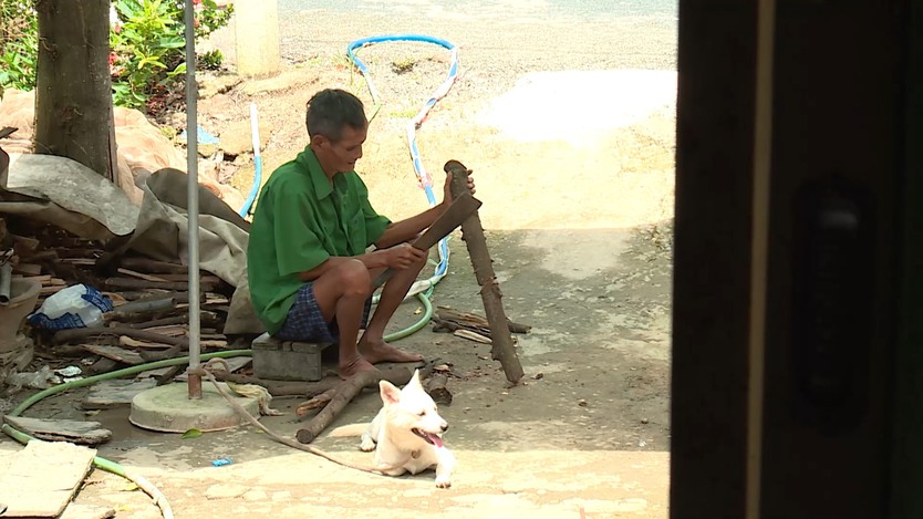 Như Quỳnh đi bộ 40 phút đến trường, tranh thủ nhặt ve chai - Mái ấm gia đình Việt- Ảnh 1.