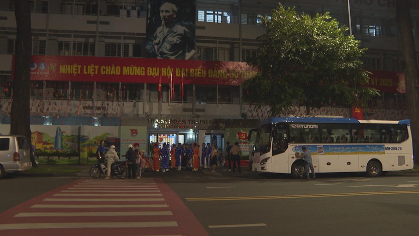 Rộn ràng lễ cưới tập thể của 50 cặp đôi công nhân ở TP. Hồ Chí Minh- Ảnh 2.