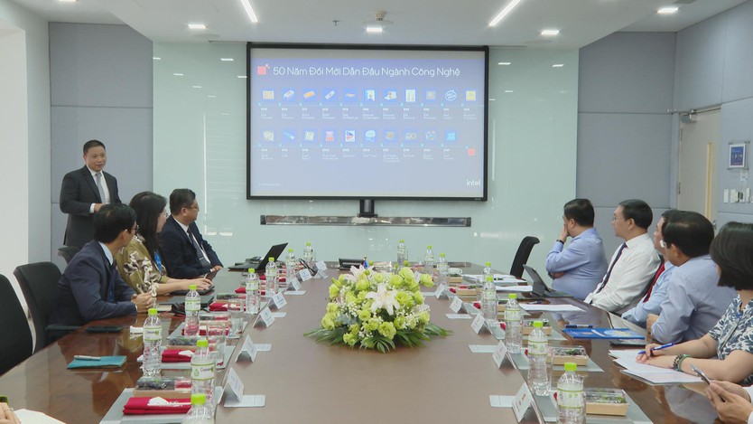 Chủ tịch UBND TP. Hồ Chí Minh thăm nhà máy Intel Products Việt Nam- Ảnh 1.