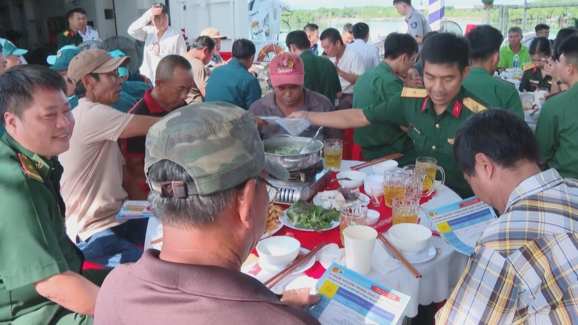 Từ bữa sáng nghĩa tình đến lời thề bám biển bảo vệ chủ quyền- Ảnh 2.