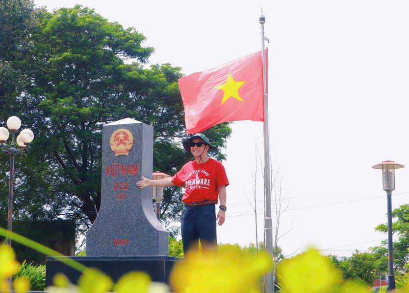 TP.HCM có 'tour cột mốc', gặp các chiến sĩ biên phòng- Ảnh 1.