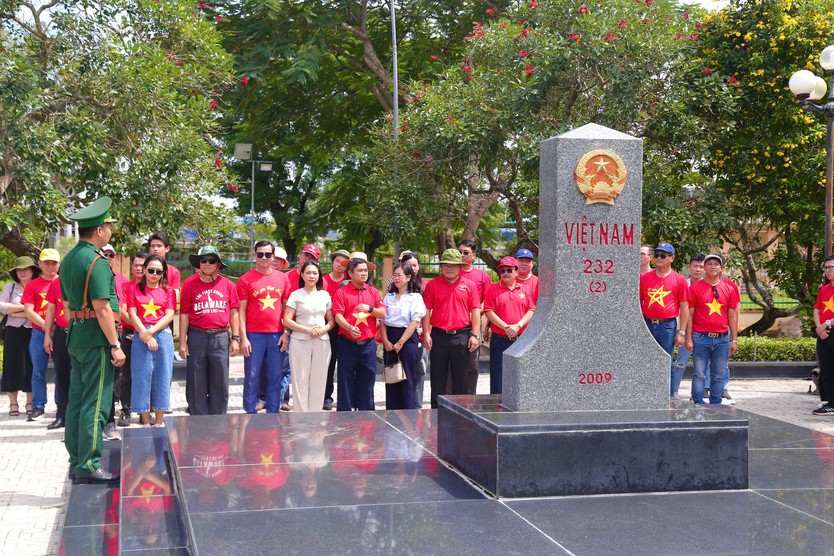 TP.HCM có 'tour cột mốc', gặp các chiến sĩ biên phòng- Ảnh 4.