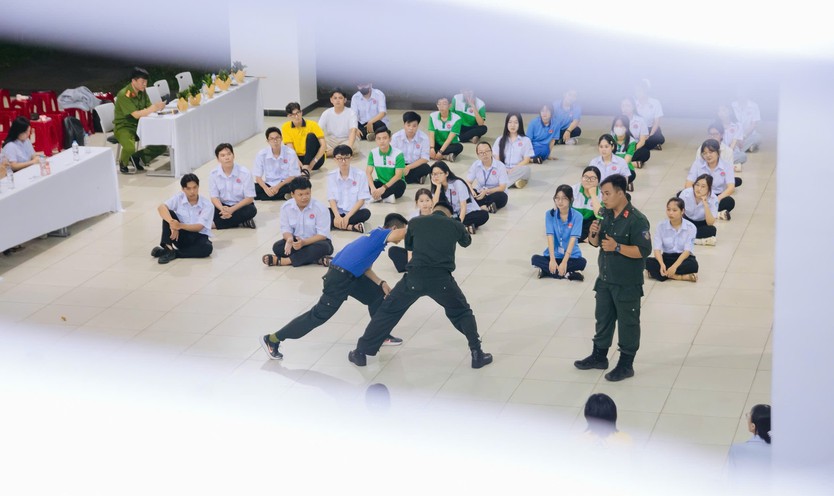 Sinh viên Học viện Cán bộ TP. Hồ Chí Minh thực hành kĩ năng tự vệ - Ảnh 8.