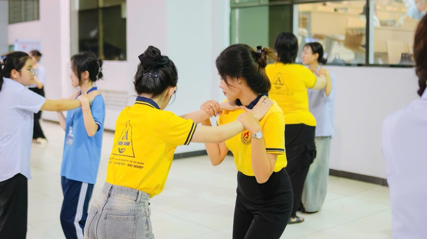 Sinh viên Học viện Cán bộ TP. Hồ Chí Minh thực hành kĩ năng tự vệ - Ảnh 7.