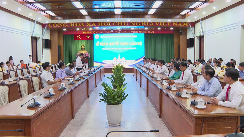 TP. Hồ Chí Minh: Trao quyết định nghỉ hưu, điều động và bổ nhiệm 12 cán bộ - Ảnh 1.