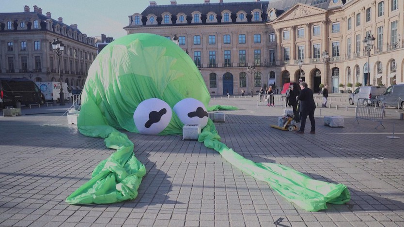 Nhân vật ếch khổng lồ đổ bộ quảng trường ở Paris, Pháp - Ảnh 3.