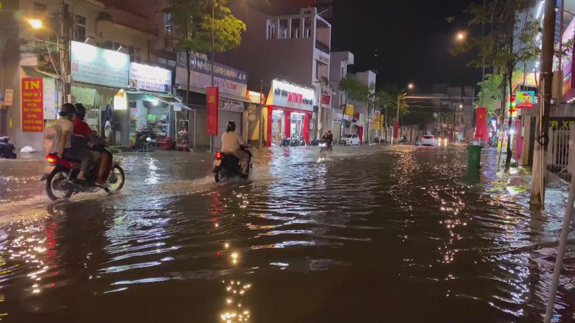 Triều cường vượt mốc lịch sử, cuộc sống người dân TP.Hồ Chí Minh bị đảo lộn - Ảnh 5.