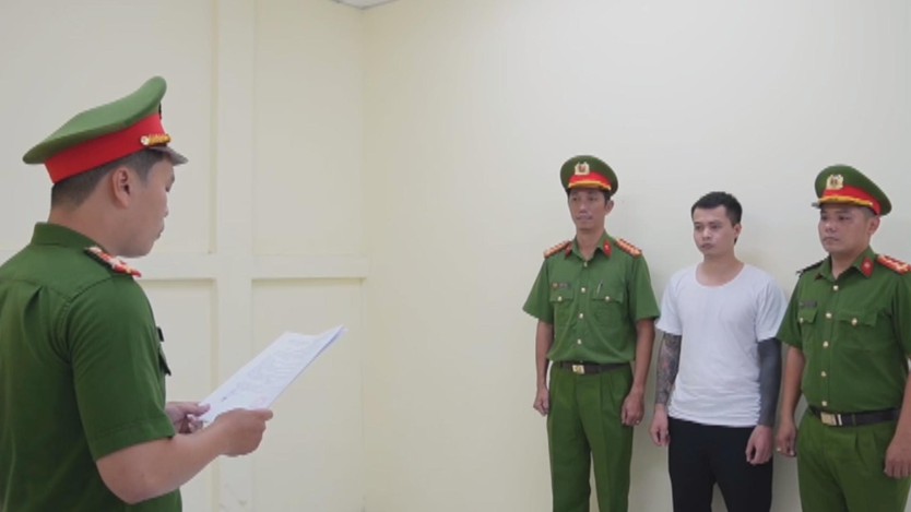 Khởi tố, bắt giữ TikToker đăng video xúc phạm, xuyên tạc trên mạng xã hội - Ảnh 1.